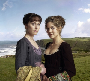 Elinor (Hattie Morahan) y Marianne (Charity Wakefield) en la miniserie de Sentido y sensibilidad (2008)